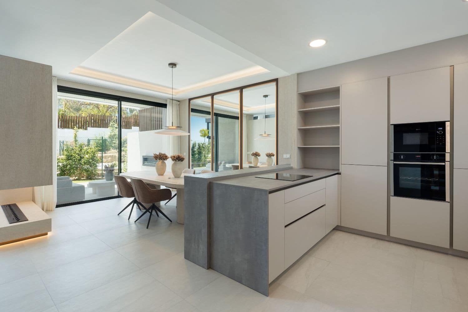 4 bedroom Semi-detached Villa for sale in Marbella with pool garage - € 1,499,000 (Ref: 9616394)