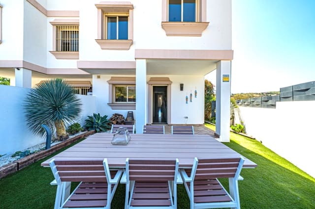 Pareado de 4 habitaciones en Estepona Golf, Estepona en venta con piscina garaje - 585.000 € (Ref: 9616402)