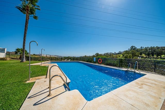 Pareado de 4 habitaciones en Estepona Golf, Estepona en venta con piscina garaje - 585.000 € (Ref: 9616402)