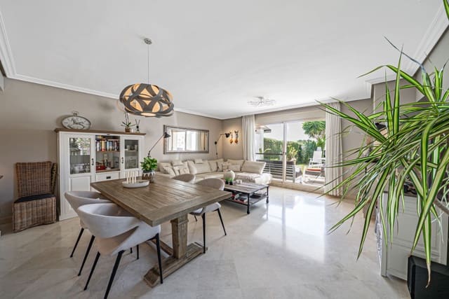 Pareado de 4 habitaciones en Estepona Golf, Estepona en venta con piscina garaje - 585.000 € (Ref: 9616402)