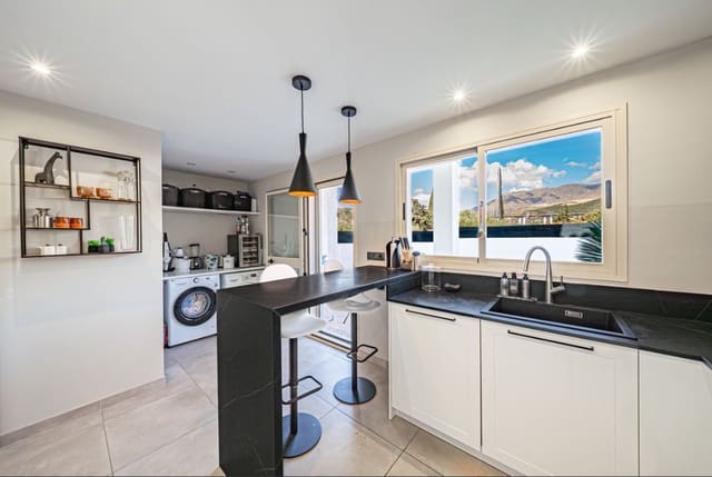 Pareado de 4 habitaciones en Estepona Golf, Estepona en venta con piscina garaje - 585.000 € (Ref: 9616402)