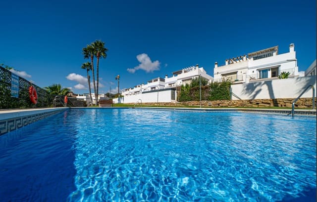 Pareado de 4 habitaciones en Estepona Golf, Estepona en venta con piscina garaje - 585.000 € (Ref: 9616402)