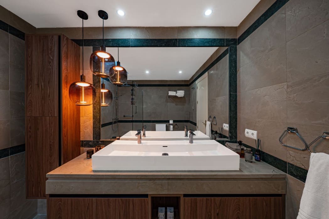 4 soveværelse Semi-Rækkehus til salg i Estepona med swimmingpool garage - € 585.000 (Ref: 9616402)