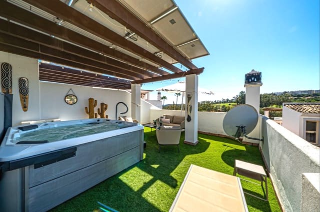 Pareado de 4 habitaciones en Estepona Golf, Estepona en venta con piscina garaje - 585.000 € (Ref: 9616402)