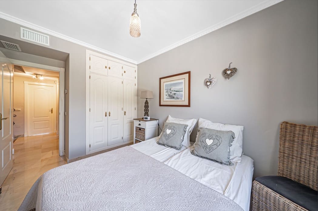 4 soveværelse Semi-Rækkehus til salg i Estepona med swimmingpool garage - € 585.000 (Ref: 9616402)