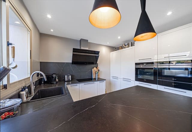 Pareado de 4 habitaciones en Estepona Golf, Estepona en venta con piscina garaje - 585.000 € (Ref: 9616402)