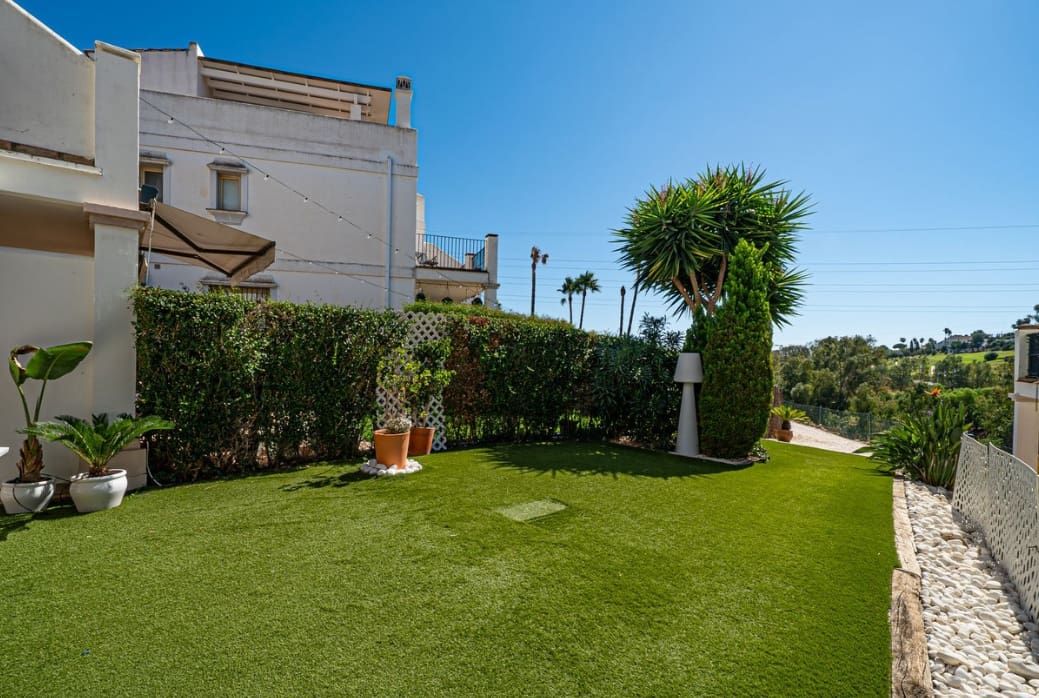 4 soveværelse Semi-Rækkehus til salg i Estepona med swimmingpool garage - € 585.000 (Ref: 9616402)