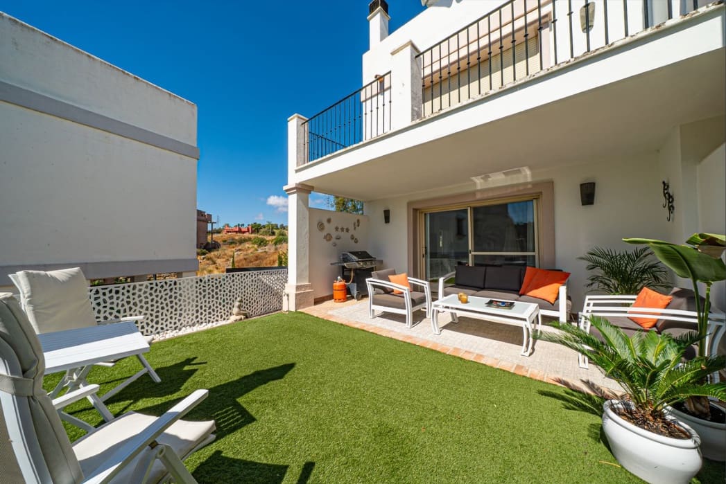 4 soveværelse Semi-Rækkehus til salg i Estepona med swimmingpool garage - € 585.000 (Ref: 9616402)