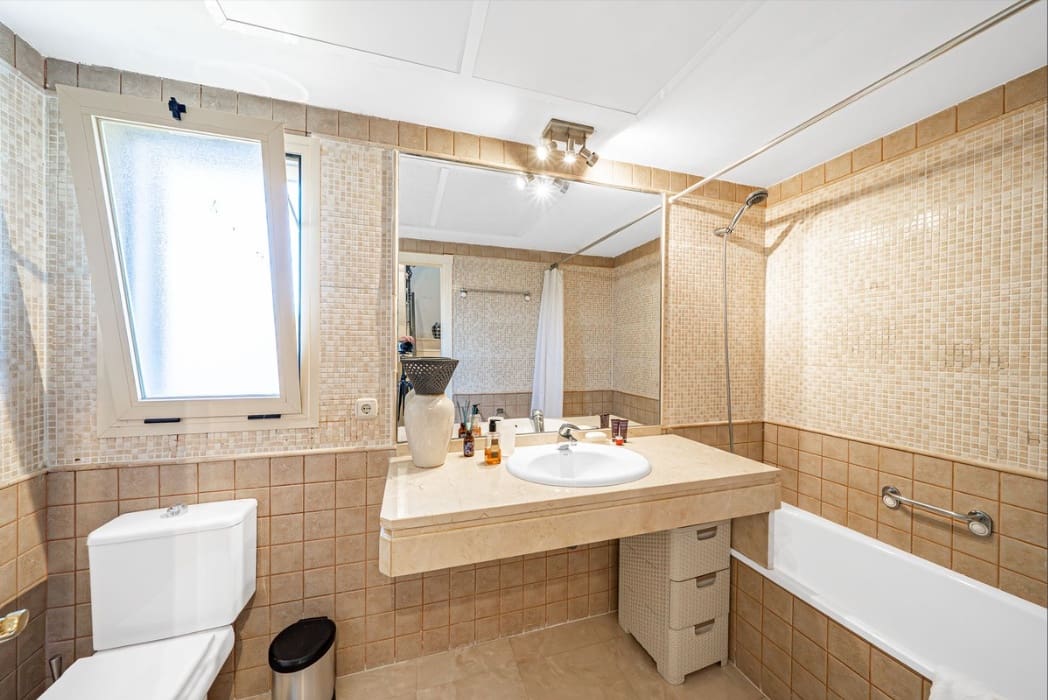 4 soveværelse Semi-Rækkehus til salg i Estepona med swimmingpool garage - € 585.000 (Ref: 9616402)