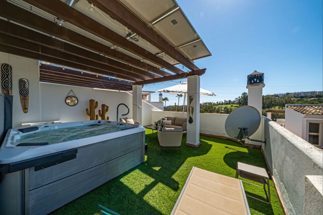 4 soveværelse Semi-Rækkehus til salg i Estepona med swimmingpool garage - € 585.000 (Ref: 9616402)