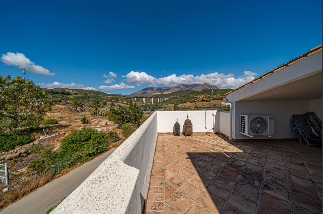 4 soveværelse Semi-Rækkehus til salg i Estepona med swimmingpool garage - € 585.000 (Ref: 9616402)