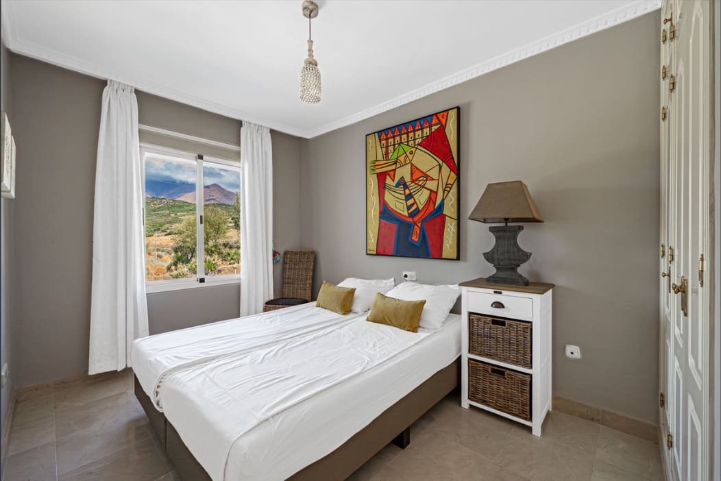 4 soveværelse Semi-Rækkehus til salg i Estepona med swimmingpool garage - € 585.000 (Ref: 9616402)