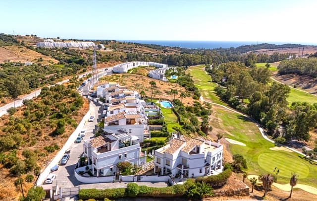 Pareado de 4 habitaciones en Estepona Golf, Estepona en venta con piscina garaje - 585.000 € (Ref: 9616402)