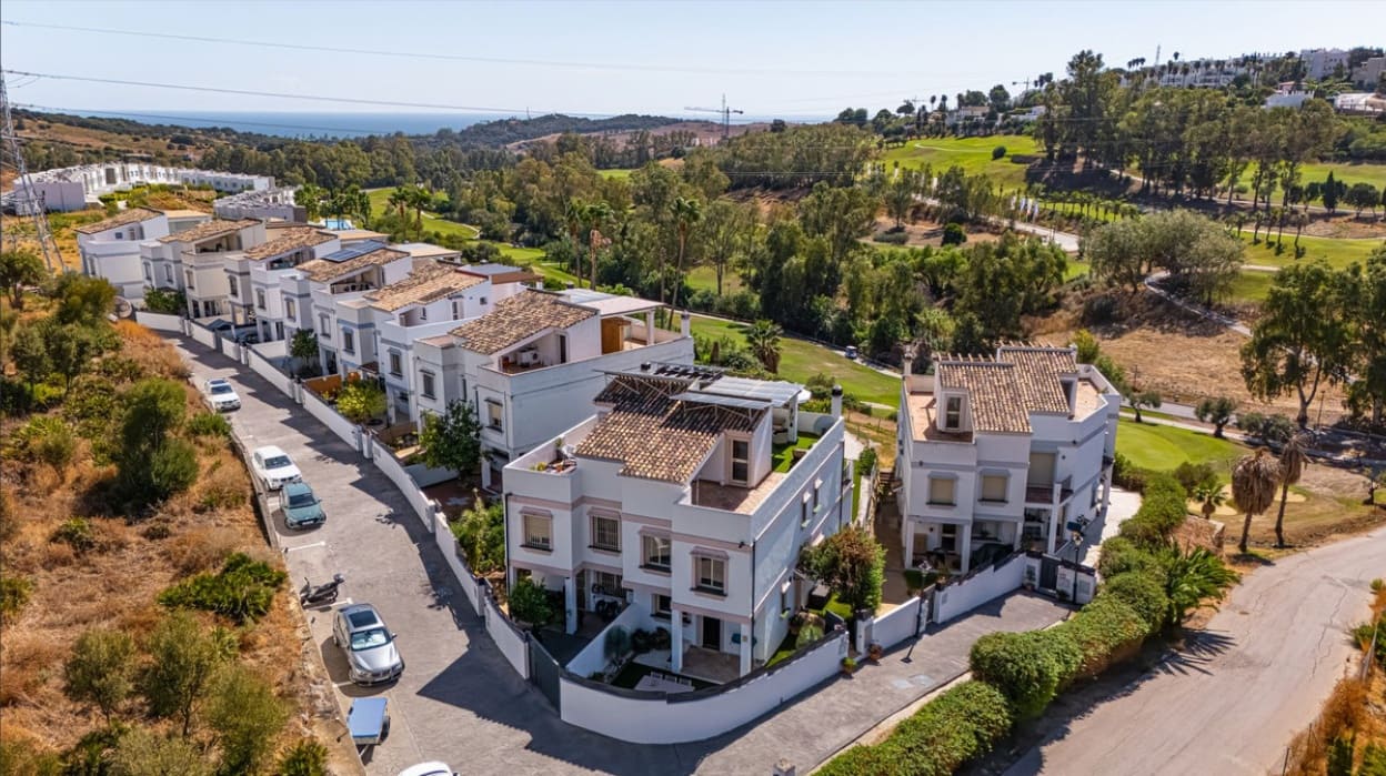 4 soveværelse Semi-Rækkehus til salg i Estepona med swimmingpool garage - € 585.000 (Ref: 9616402)