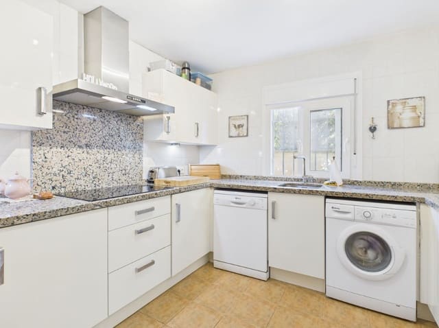 4 soverom Villa til salgs i El Padrón, Estepona med svømmebasseng garasje - € 795 000 (Ref: 9616403)