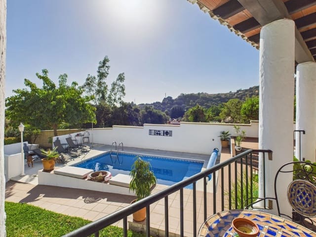 4 makuuhuone Huvila myytävänä paikassa El Padrón, Estepona mukana uima-altaan 
autotalli - 795 000 € (Ref: 9616403)
