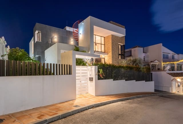 Chalet de 3 habitaciones en Mijas en venta con piscina garaje - 1.895.000 € (Ref: 9616404)