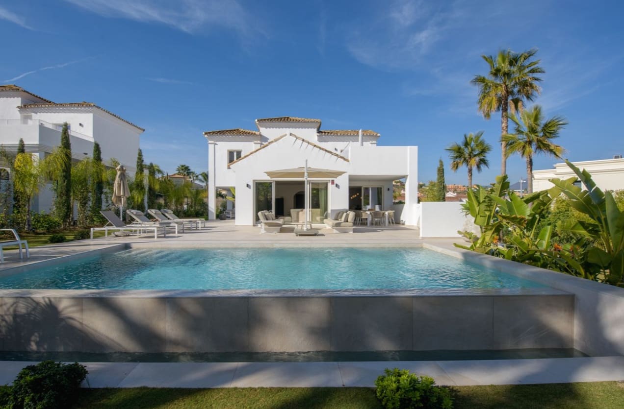 Chalet de 4 habitaciones en Bahia de Casares en venta con piscina garaje - 1.595.000 € (Ref: 9616405)