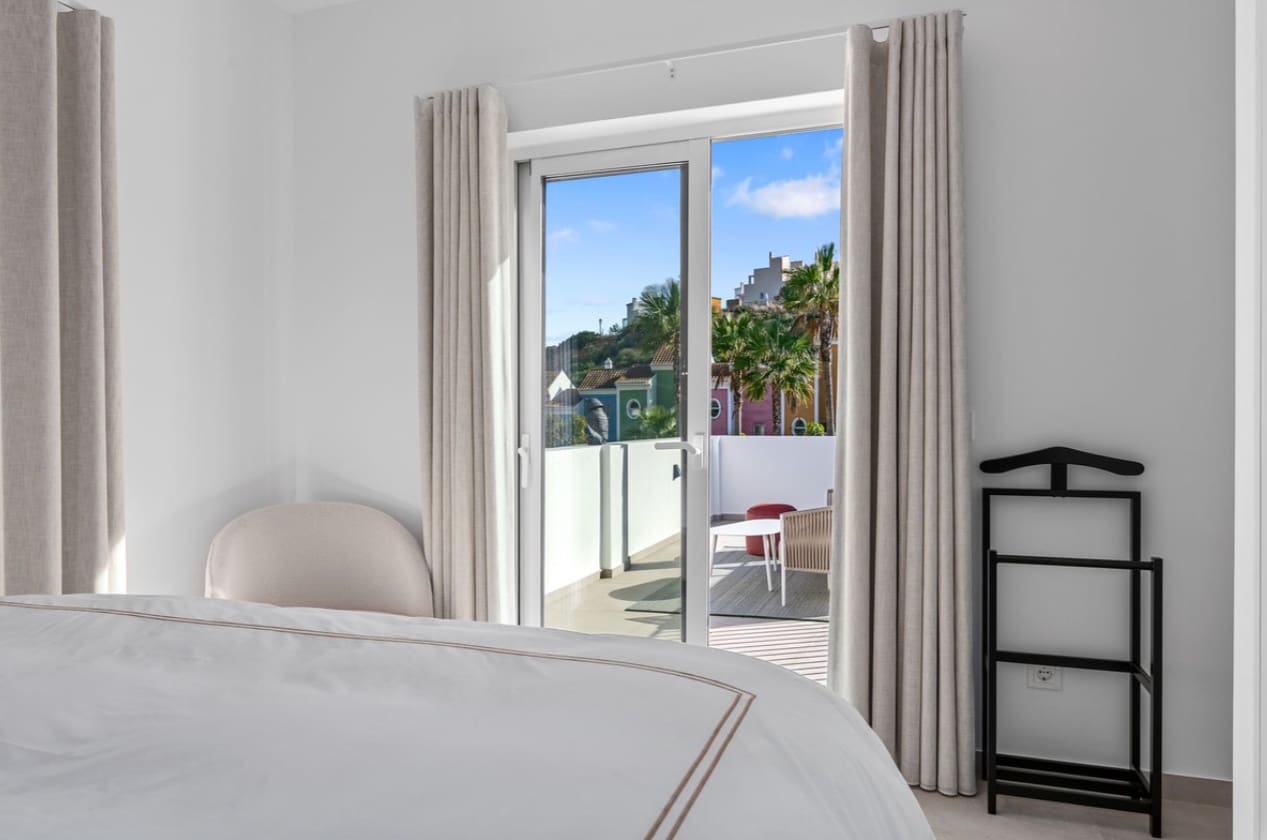 Chalet de 4 habitaciones en Bahia de Casares en venta con piscina garaje - 1.595.000 € (Ref: 9616405)