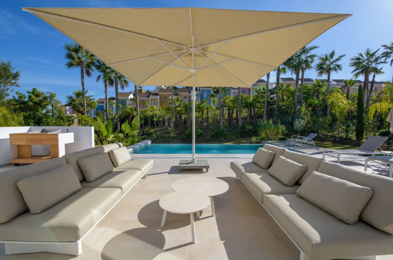 Chalet de 4 habitaciones en Bahia de Casares en venta con piscina garaje - 1.595.000 € (Ref: 9616405)