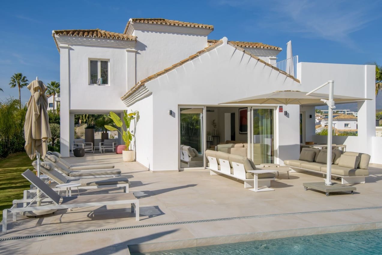 Chalet de 4 habitaciones en Bahia de Casares en venta con piscina garaje - 1.595.000 € (Ref: 9616405)