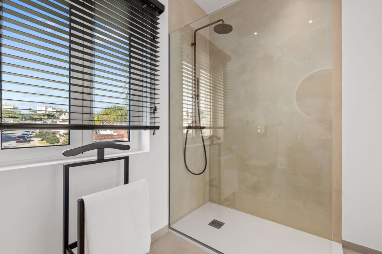 Chalet de 4 habitaciones en Bahia de Casares en venta con piscina garaje - 1.595.000 € (Ref: 9616405)