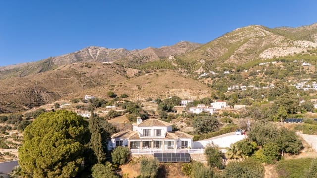 5 bedroom Villa for sale in Mijas with pool garage - € 1,299,000 (Ref: 9616406)