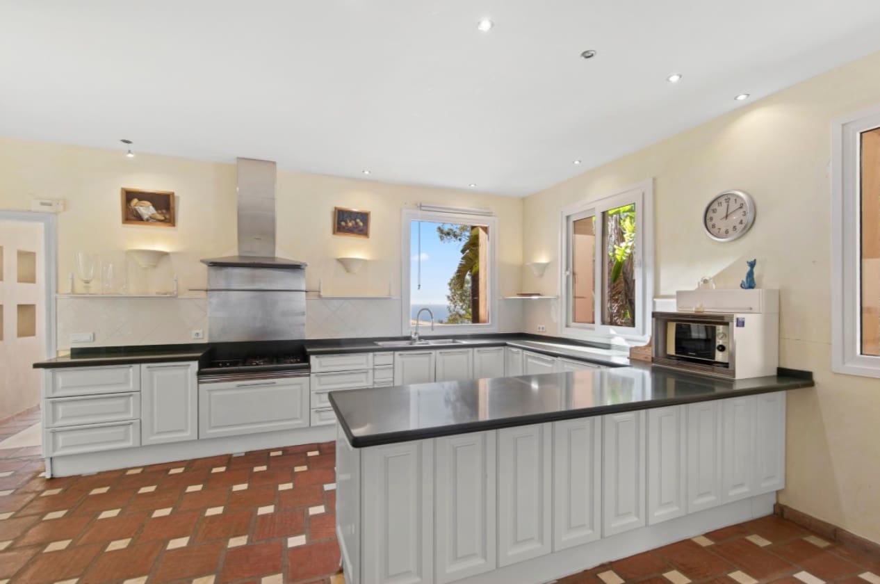 5 makuuhuone Huvila myytävänä paikassa Marbella mukana uima-altaan 
autotalli - 1 450 000 € (Ref: 9616407)