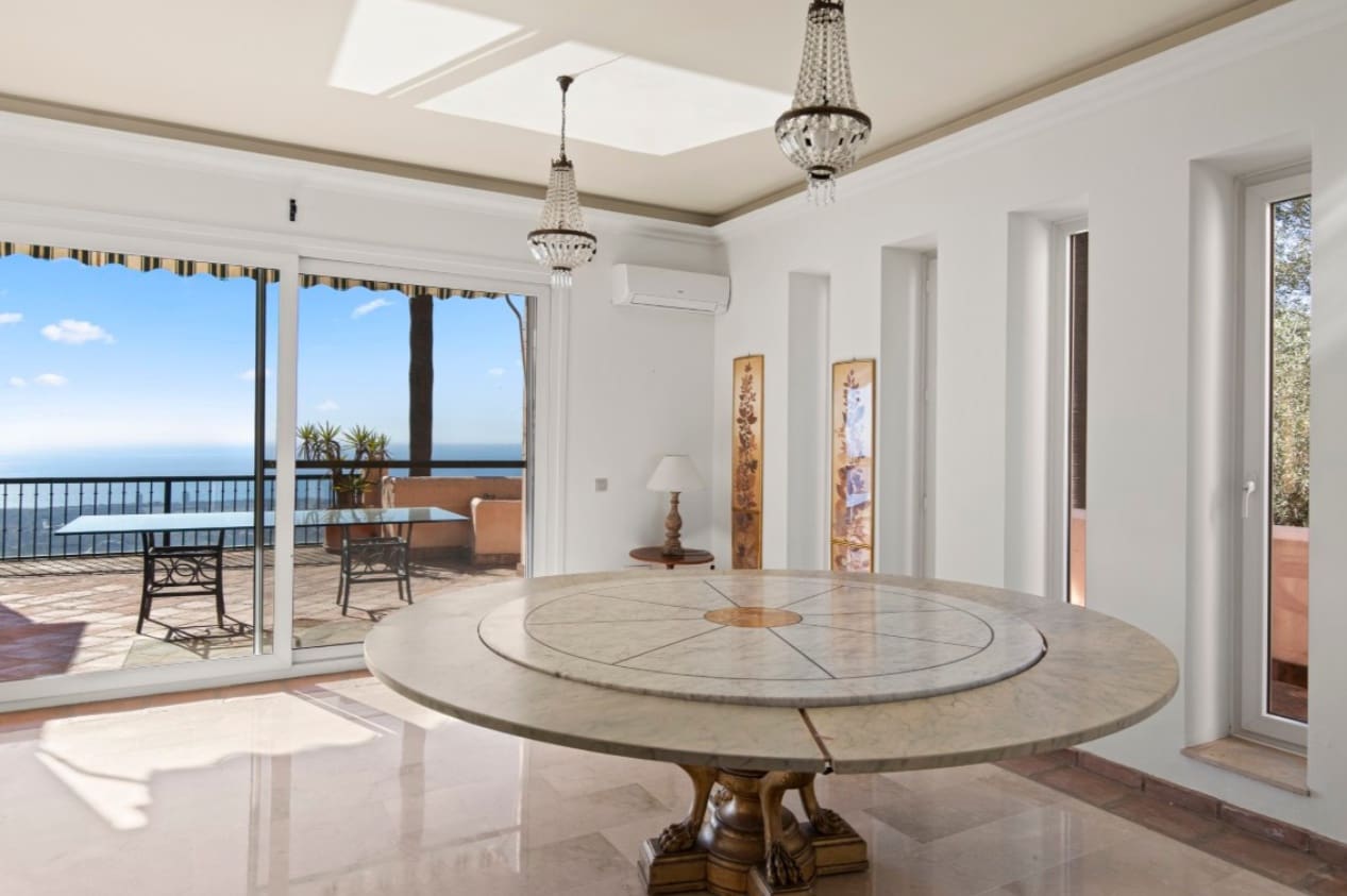 5 makuuhuone Huvila myytävänä paikassa Marbella mukana uima-altaan 
autotalli - 1 450 000 € (Ref: 9616407)