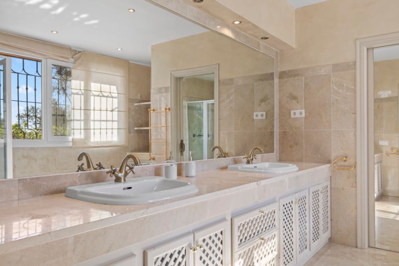 5 makuuhuone Huvila myytävänä paikassa Marbella mukana uima-altaan 
autotalli - 1 450 000 € (Ref: 9616407)