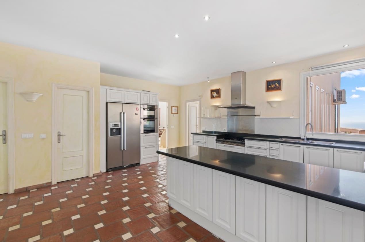 5 makuuhuone Huvila myytävänä paikassa Marbella mukana uima-altaan 
autotalli - 1 450 000 € (Ref: 9616407)