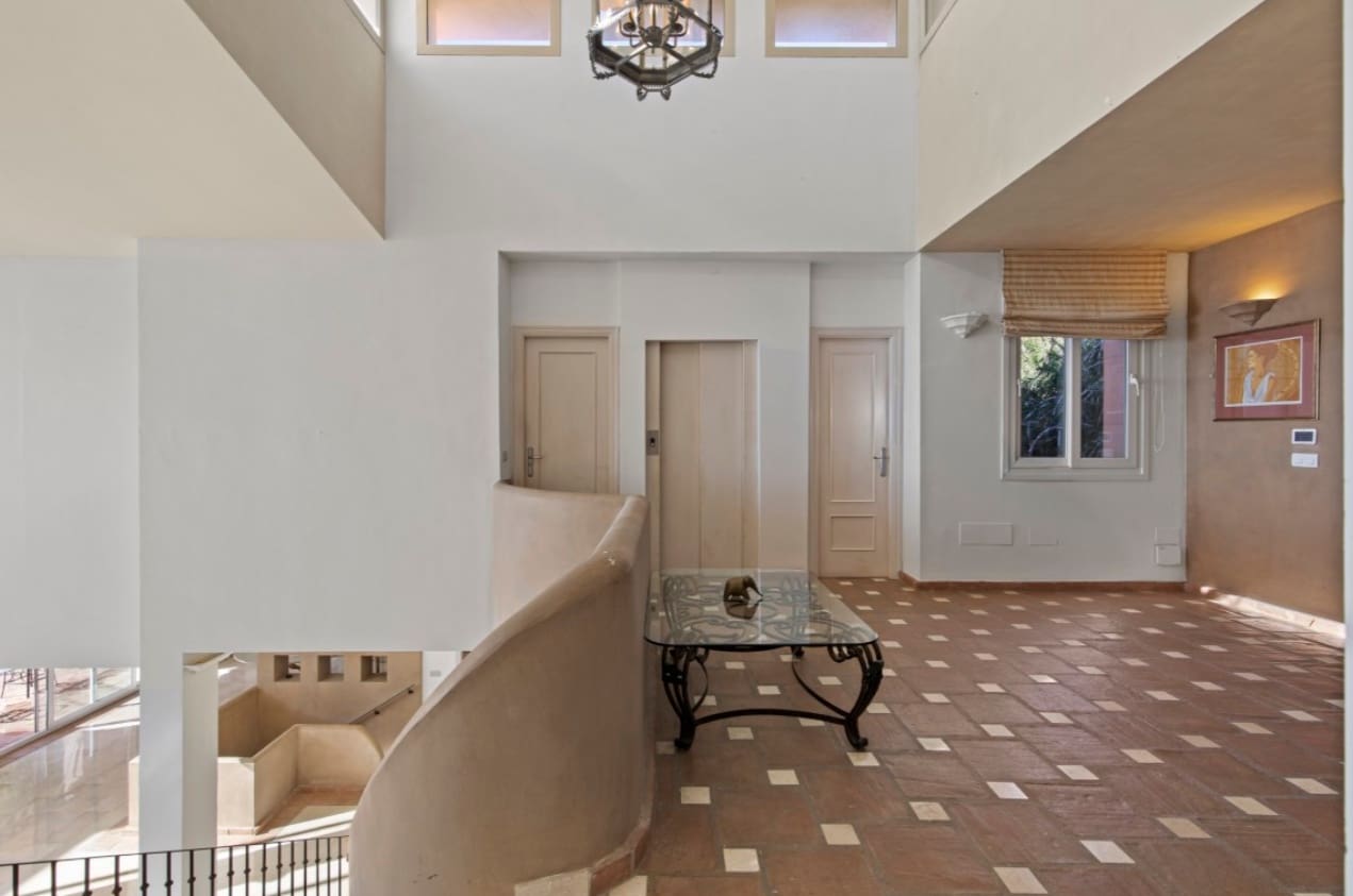 5 makuuhuone Huvila myytävänä paikassa Marbella mukana uima-altaan 
autotalli - 1 450 000 € (Ref: 9616407)