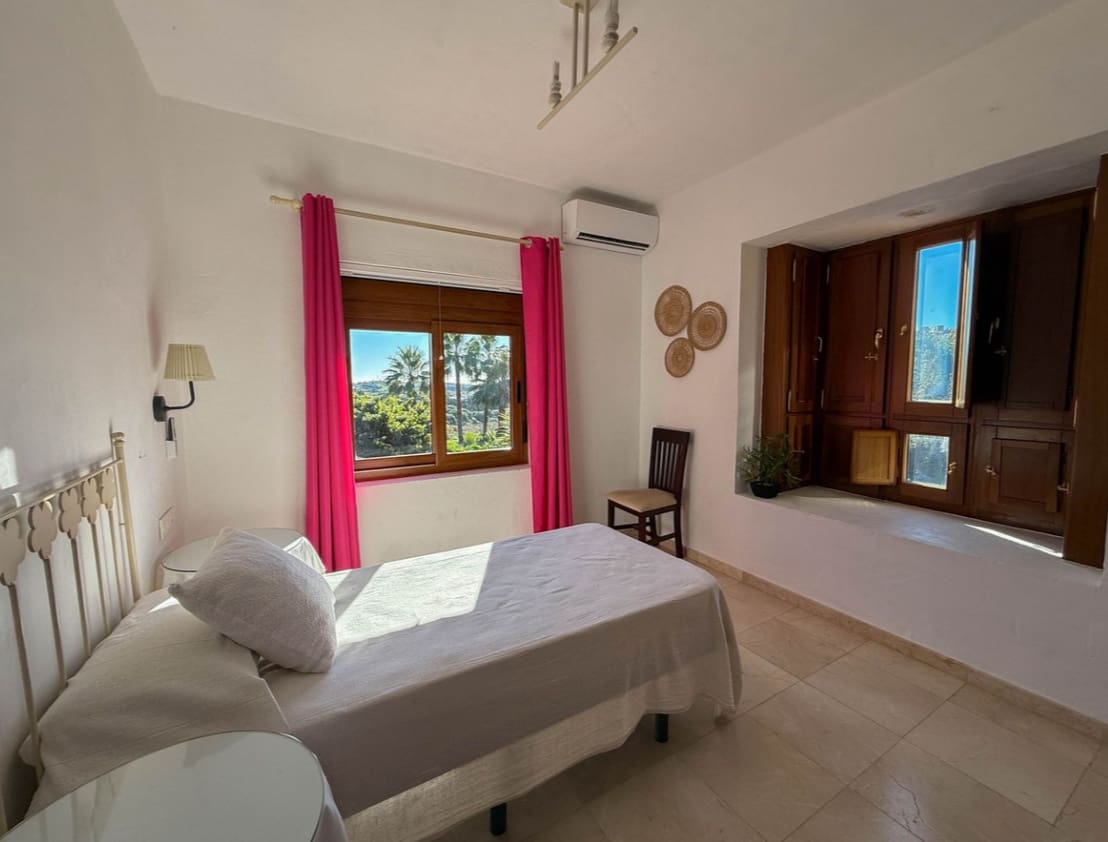 4 bedroom Villa for sale in Estepona with pool garage - € 795,000 (Ref: 9616409)