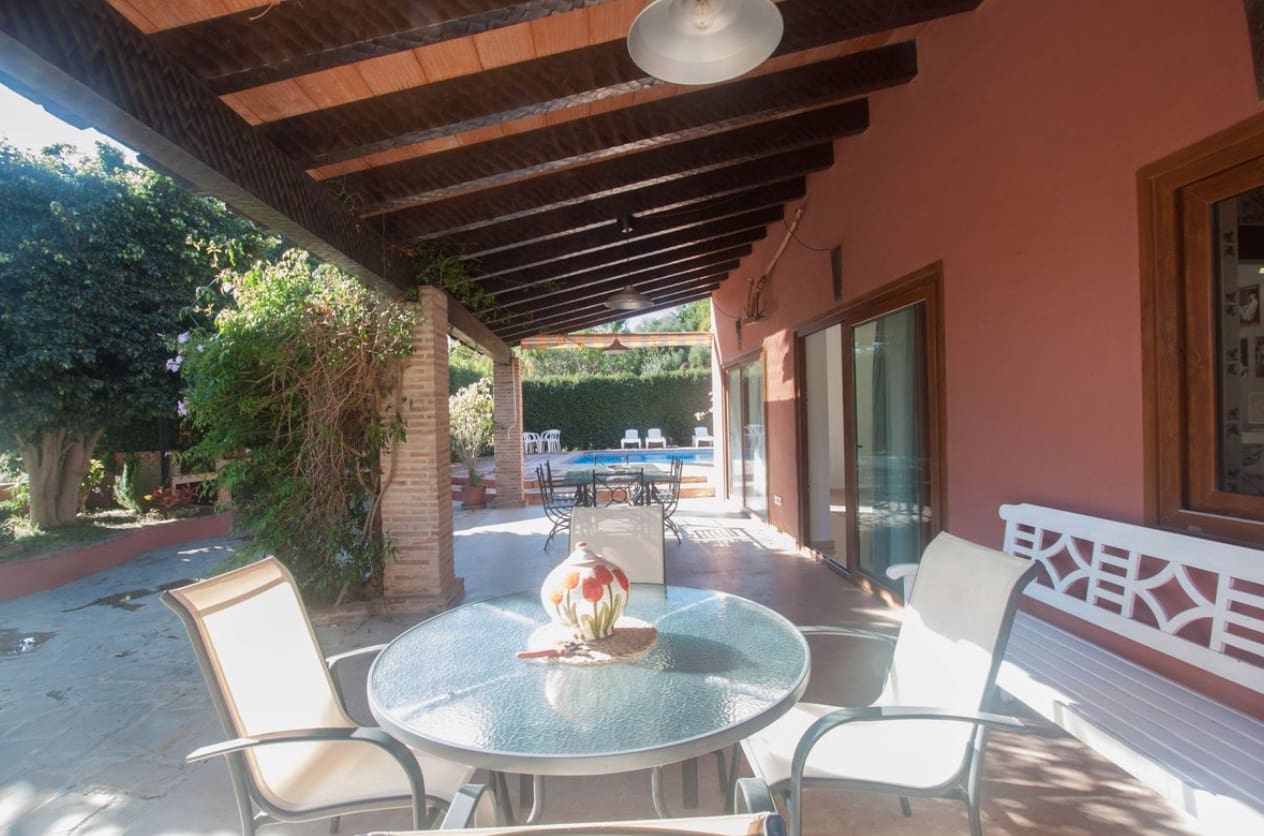 4 bedroom Villa for sale in Estepona with pool garage - € 795,000 (Ref: 9616409)