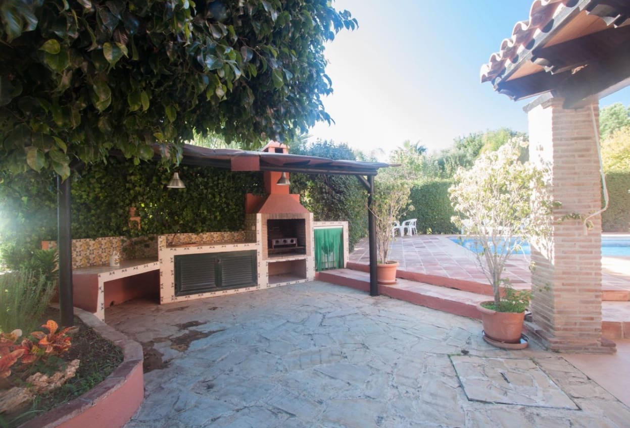 4 bedroom Villa for sale in Estepona with pool garage - € 795,000 (Ref: 9616409)