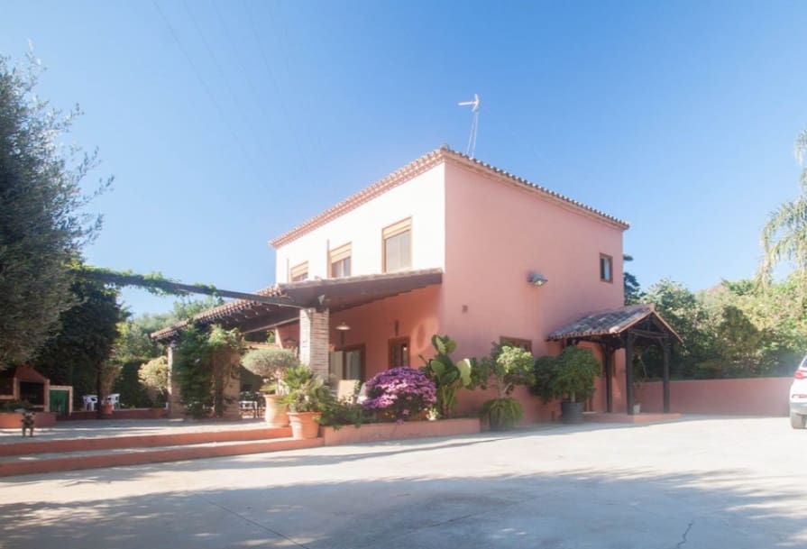 4 bedroom Villa for sale in Estepona with pool garage - € 795,000 (Ref: 9616409)