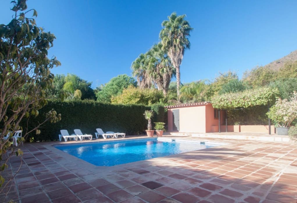 4 bedroom Villa for sale in Estepona with pool garage - € 795,000 (Ref: 9616409)