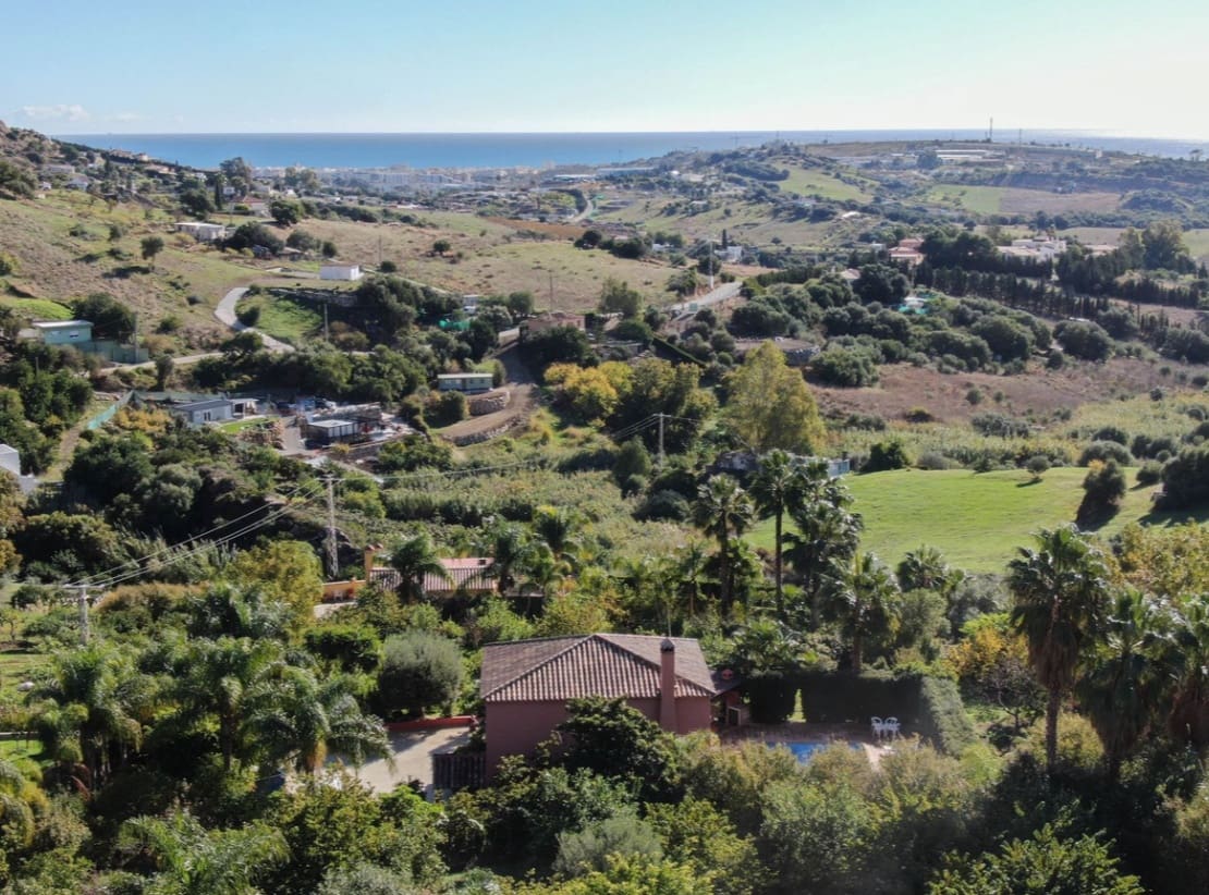 4 bedroom Villa for sale in Estepona with pool garage - € 795,000 (Ref: 9616409)