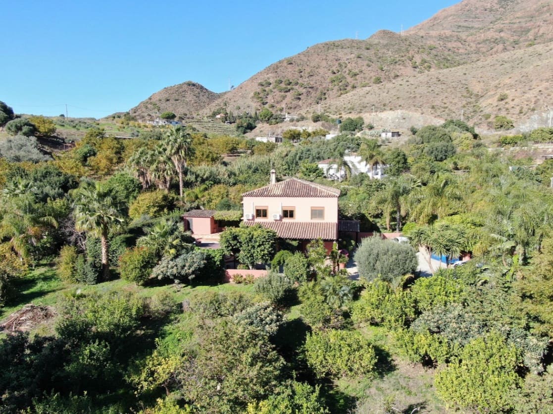 4 bedroom Villa for sale in Estepona with pool garage - € 795,000 (Ref: 9616409)