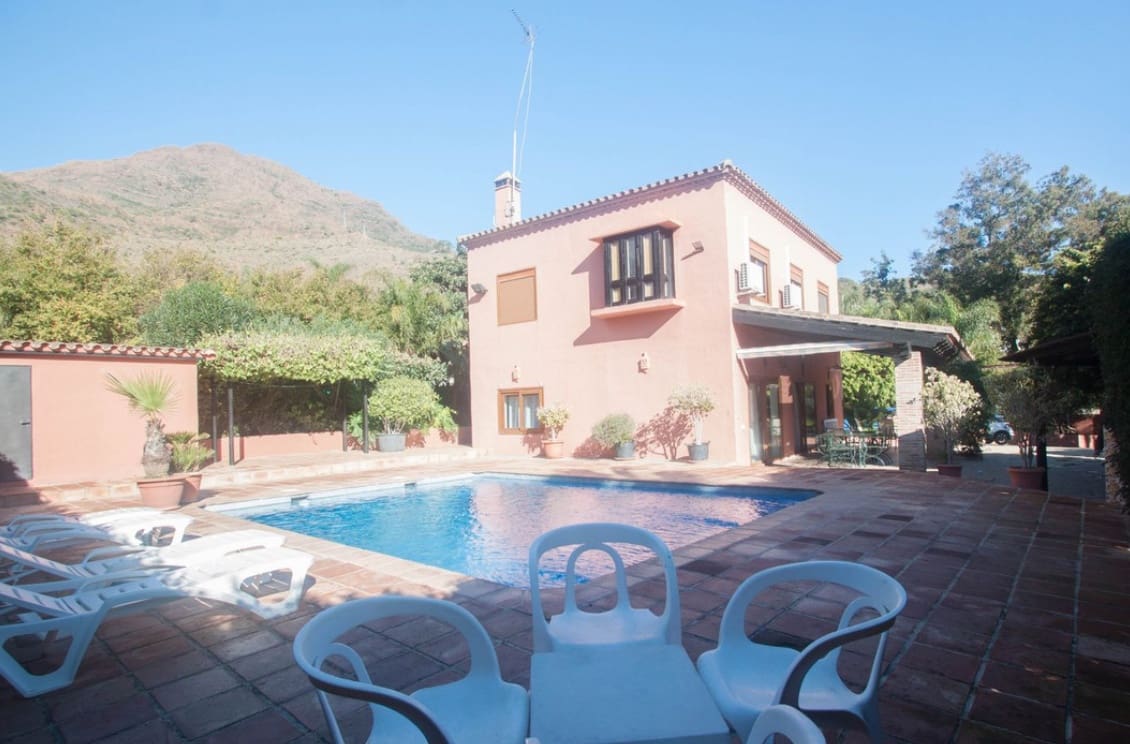 4 bedroom Villa for sale in Estepona with pool garage - € 795,000 (Ref: 9616409)