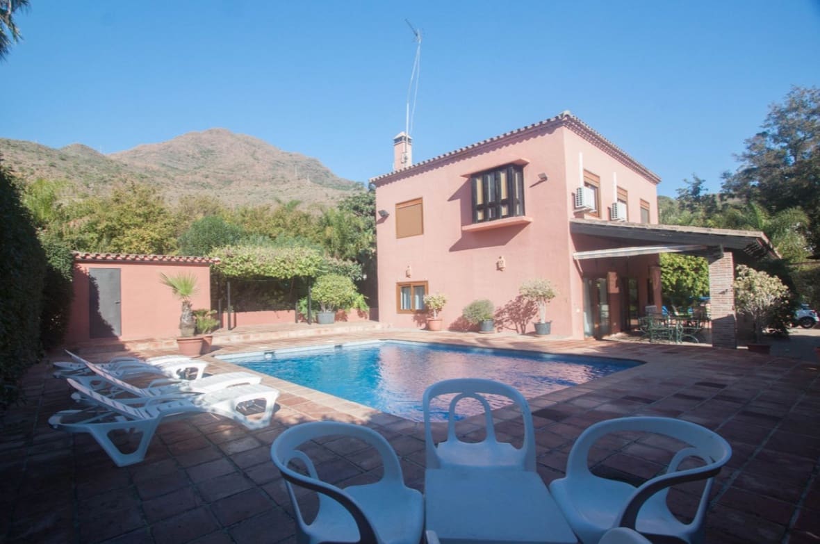 4 bedroom Villa for sale in Estepona with pool garage - € 795,000 (Ref: 9616409)