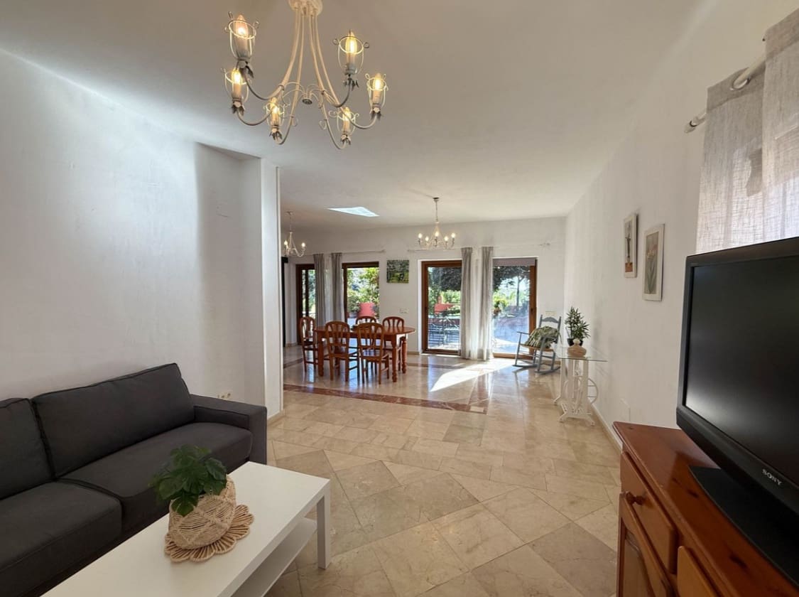 4 bedroom Villa for sale in Estepona with pool garage - € 795,000 (Ref: 9616409)