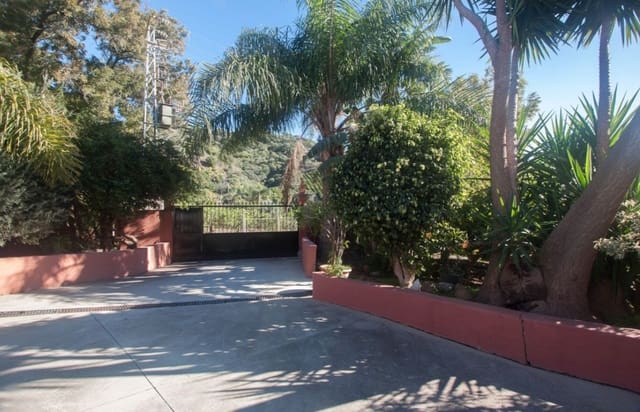 4 bedroom Villa for sale in Estepona with pool garage - € 795,000 (Ref: 9616409)