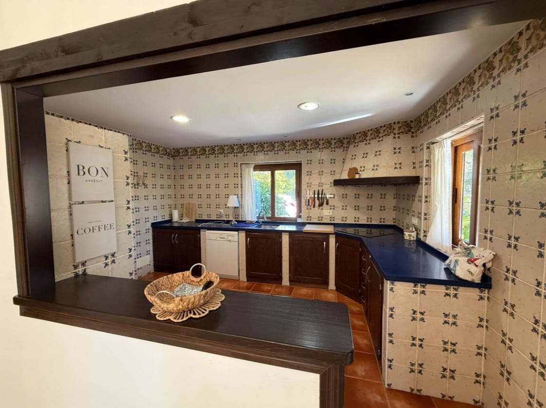 4 bedroom Villa for sale in Estepona with pool garage - € 795,000 (Ref: 9616409)