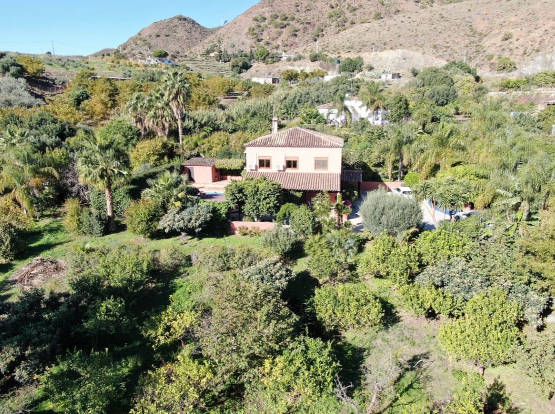 4 bedroom Villa for sale in Estepona with pool garage - € 795,000 (Ref: 9616409)