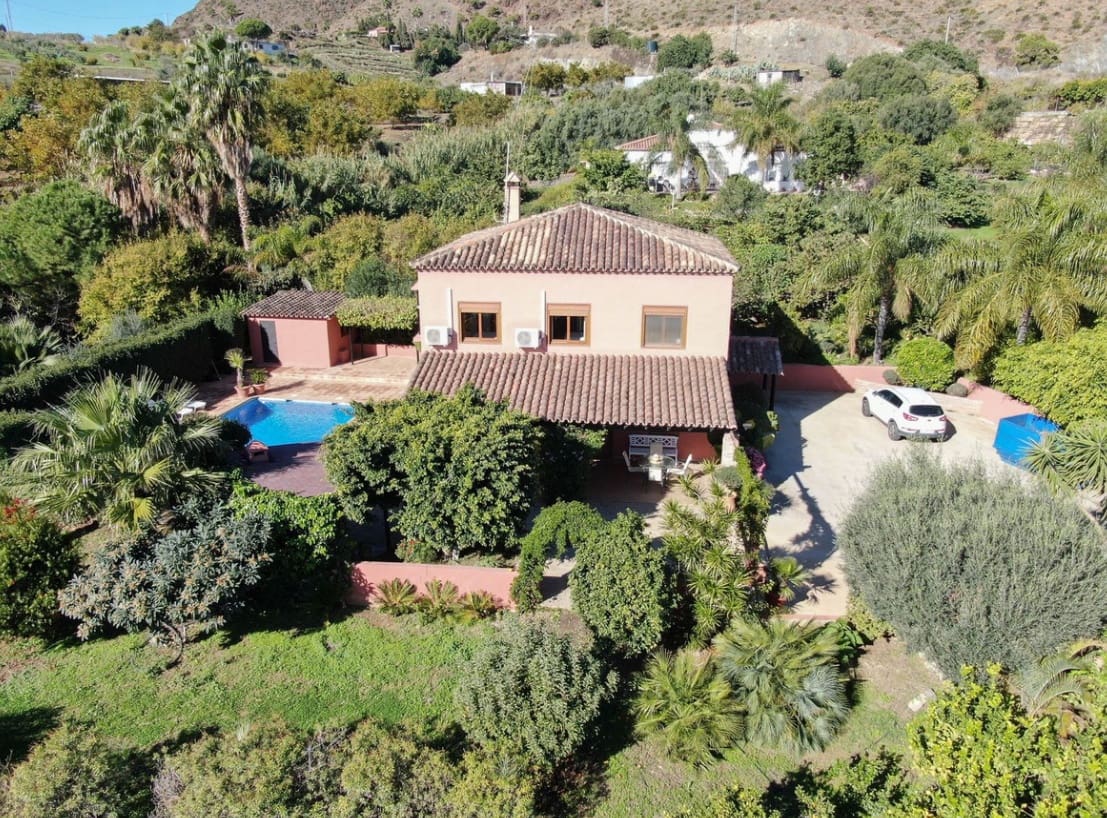 4 bedroom Villa for sale in Estepona with pool garage - € 795,000 (Ref: 9616409)
