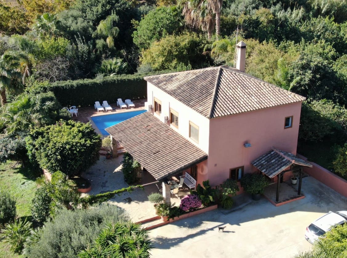 4 bedroom Villa for sale in Estepona with pool garage - € 795,000 (Ref: 9616409)