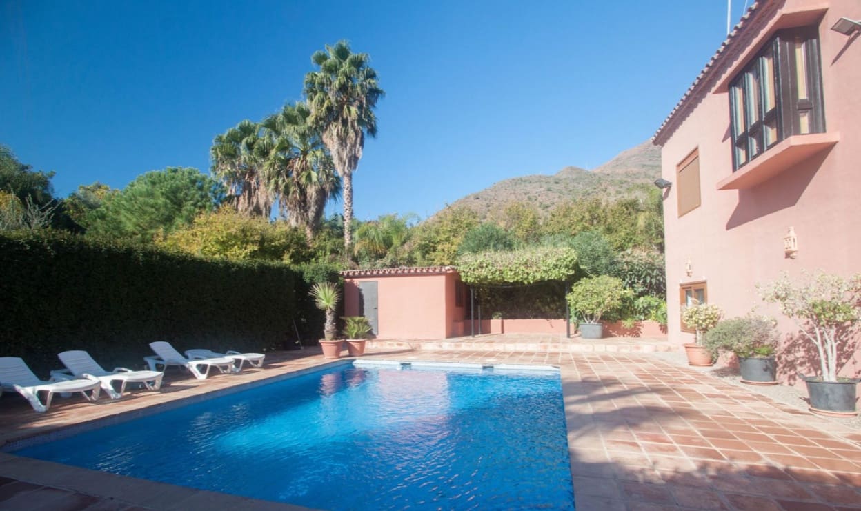 4 bedroom Villa for sale in Estepona with pool garage - € 795,000 (Ref: 9616409)