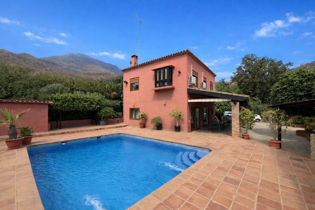 4 quarto Moradia para venda em Estepona com piscina garagem - 795 000 € (Ref: 9616409)