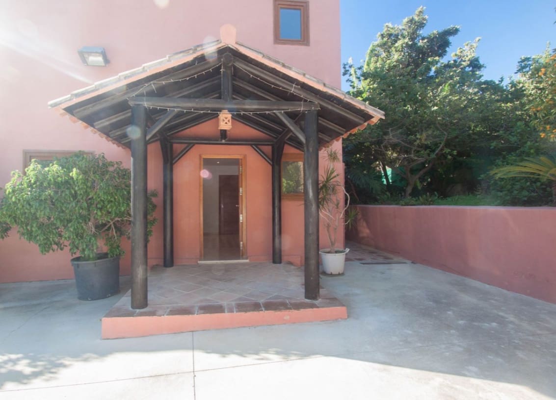 4 slaapkamer Villa te koop in Estepona met zwembad garage - € 795.000 (Ref: 9616409)